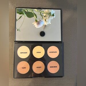 MAC Studio Fix sculpt and shape contour palette. Light medium.